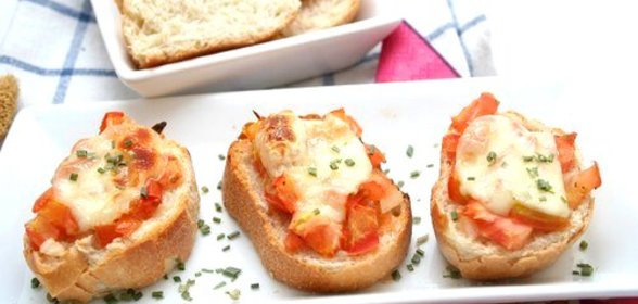 Пицца из багета с ветчиной, маслинами и разноцветными перцами