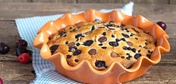 Простой пирог с черешней и черникой