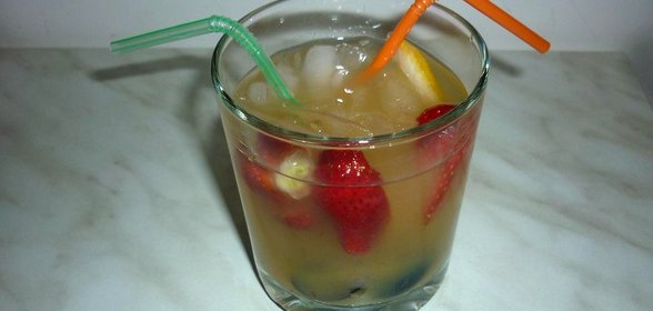 Безалкогольная фруктовая сангрия