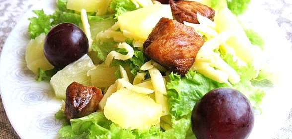 Салат с курицей и ананасами