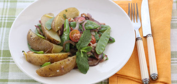 Теплый картофельный салат с горошком и мятой