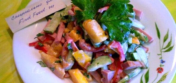 Салат овощной с колбасой