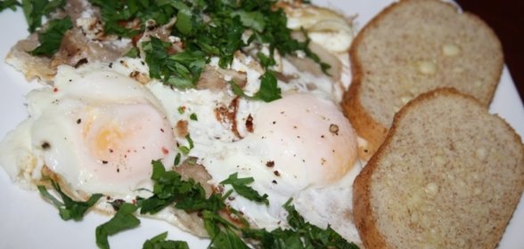 Яичница со свиной грудинкой