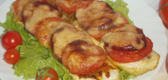 Кабачки, запеченные с помидорами и салями