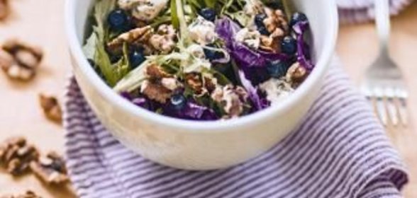 Летний салат с черникой