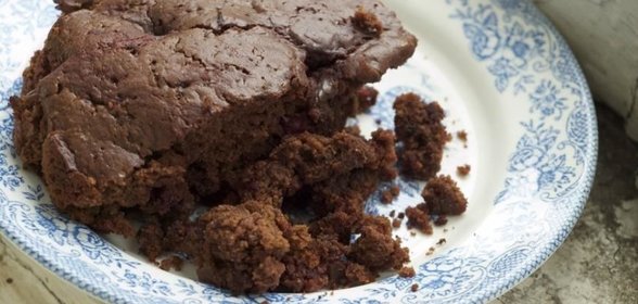 Шоколадный фондан с вишней