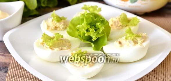 Яйца фаршированные кальмарами и икрой трески с маслом