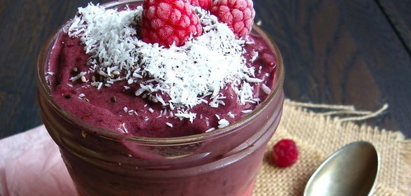 Десерт с малиной и ежевикой