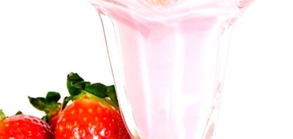 Клубничный молочный коктейль с йогуртом