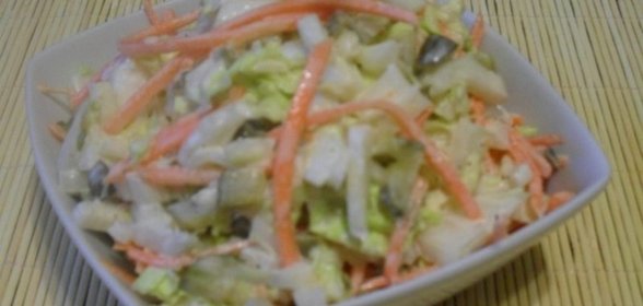 Салат из пекинской капусты с корнишонами
