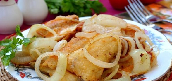 Жареный судак с луком
