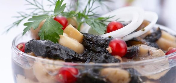 Салат с морской капустой и грибами