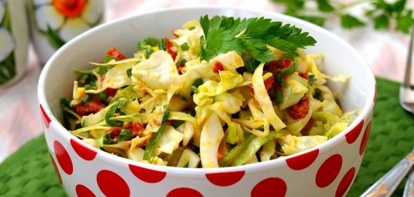 Салат с молодой капустой, яйцом и вялеными помидорами