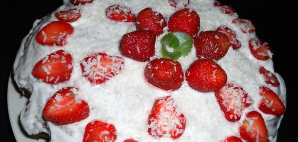 Медовый пирог с кремом и клубникой