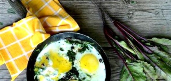 Яичница со свекольной ботвой