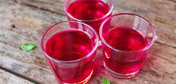Свекольно-имбирный эль с вишневым сиропом