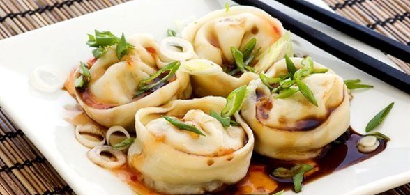 Японские пельмени с креветками, каштанами и шпинатом