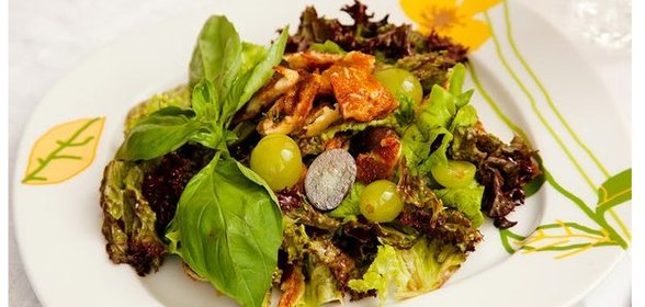 Салат из сулугуни и винограда