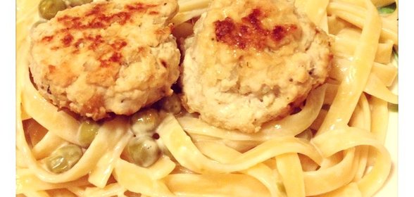 Куриные фрикадельки с пастой в сливочном соусе с зеленым горошком