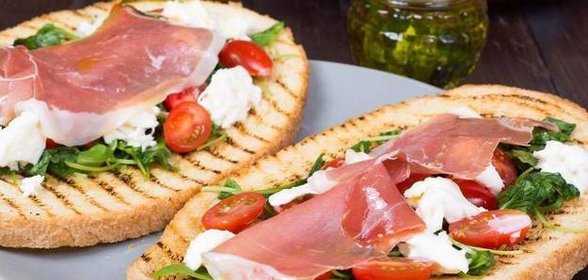 Брускетта с моцареллой и хамоном