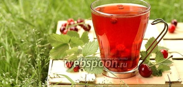 Компот из вишни с земляникой