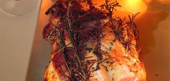 Свиной окорок с миндальным драже, кориандром и пюре из корня сельдерея