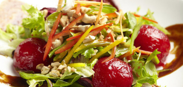 Зеленый салат с печеными сливами