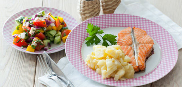 Лосось с картофелем и салатом