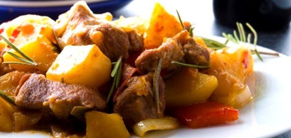 Острое свиное рагу с парикой, перцем чили и картофелем