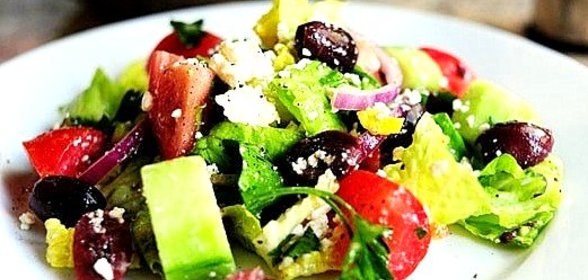 Греческий салат с базиликом