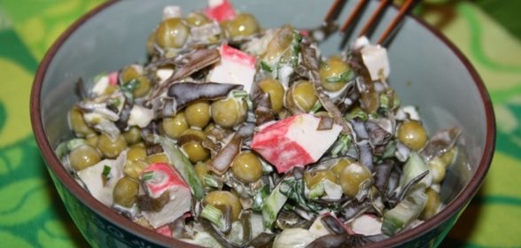 Салат из морской капусты с зеленым горошком, плавленым сыром и крабовыми палочками