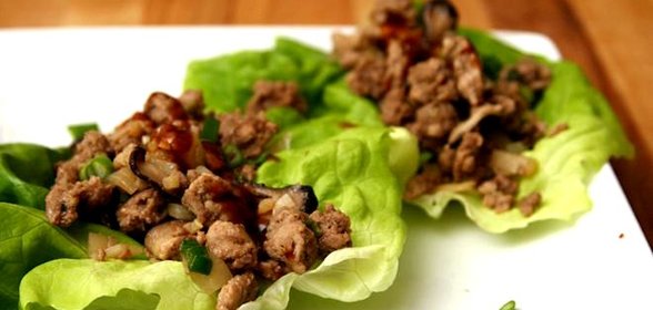 Мясо по-азиатски на листьях салата