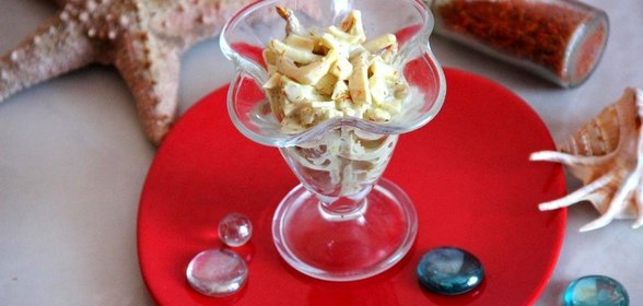 Салат с кальмарами и яйцами