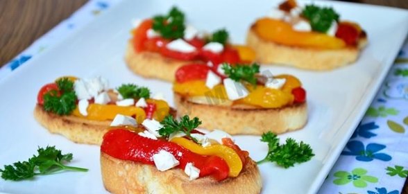 Брускетта с маринованным перцем и фетой