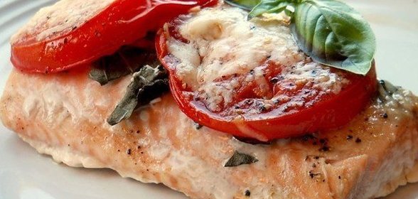 Стейк из лосося с базиликом и томатами