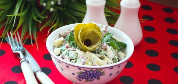 Салат с колбасой и огурцом