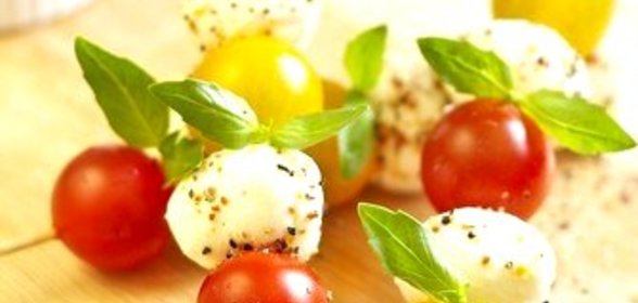 Канапе с разноцветными черри, шариками моцареллы и базиликом