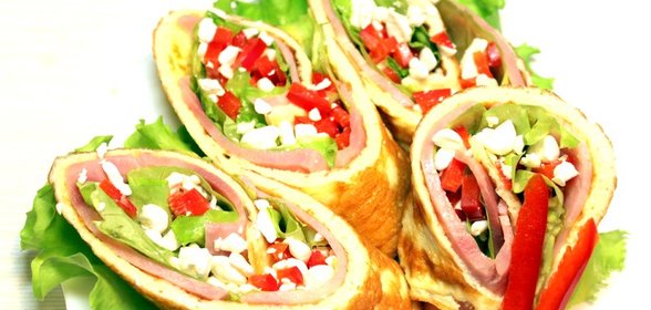 Рулет из омлета с зерненым творогом