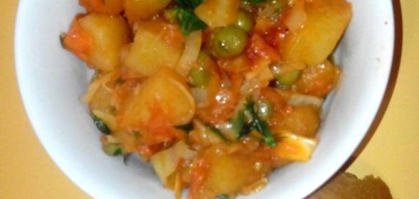 Картофель тушеный с овощами и зеленым горохом