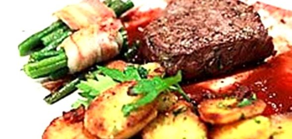 Мраморные говяжьи медальоны с жаренным картофелем по‑немецки﻿