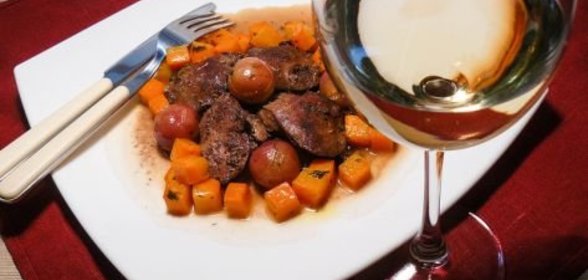Куриная печенка с виноградом и жареным луком