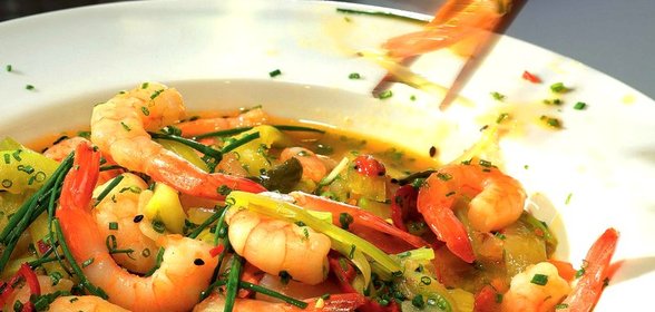 Креветки с огурцами и сельдереем в сладко-остром соусе