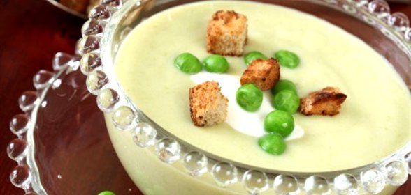 Холодный летний крем-суп с йогуртом, мятой, горошком и цукини