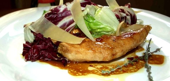 Куриные грудки в белом вине с салатным миксом и сыром