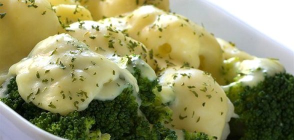 Запеченая брокколи с чесноком и пармезаном