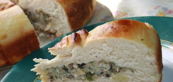 Пирог с морской рыбой, грибами, сыром и зеленью