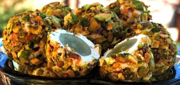 Сырные шарики с фисташками и виноградом