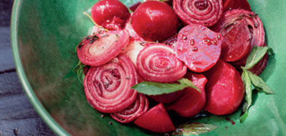 Салат из свеклы, мяты и маринованного красного лука