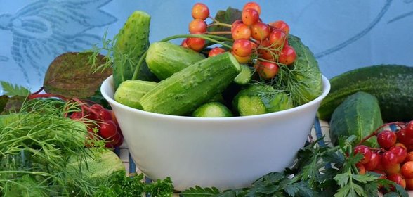 Огурцы с водкой и калиной