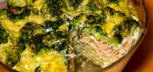 Запеканка с семгой и брокколи